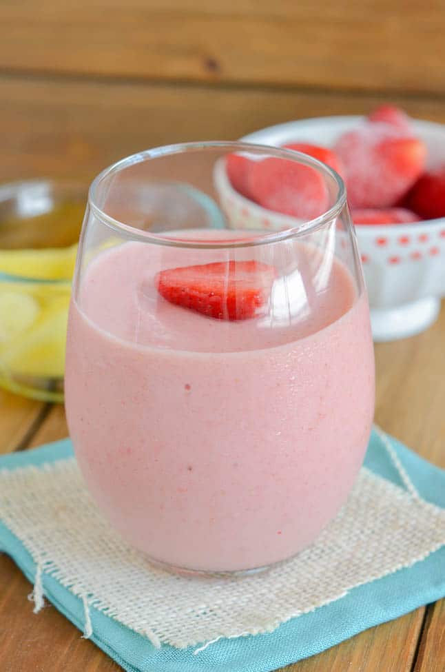 Paleo & Vegan Strawberry Pineapple Smoothie: Tastes Like a Shake